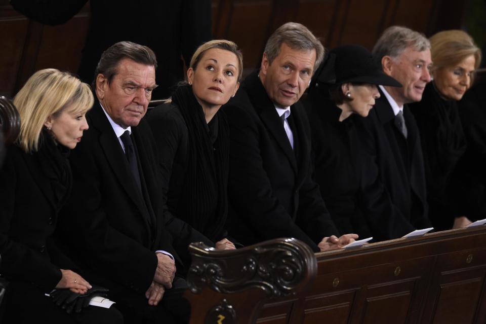 Zu den Gästen gehörten auch Doris Schroeder-Kopf und ihr Mann Gerhard Schröder. Neben dem früheren Bundeskanzler saßen zudem zwei frühere Bundespräsidenten mit ihren Frauen: Bettina und Christian Wulff sowie Eva Luise und Horst Köhler.