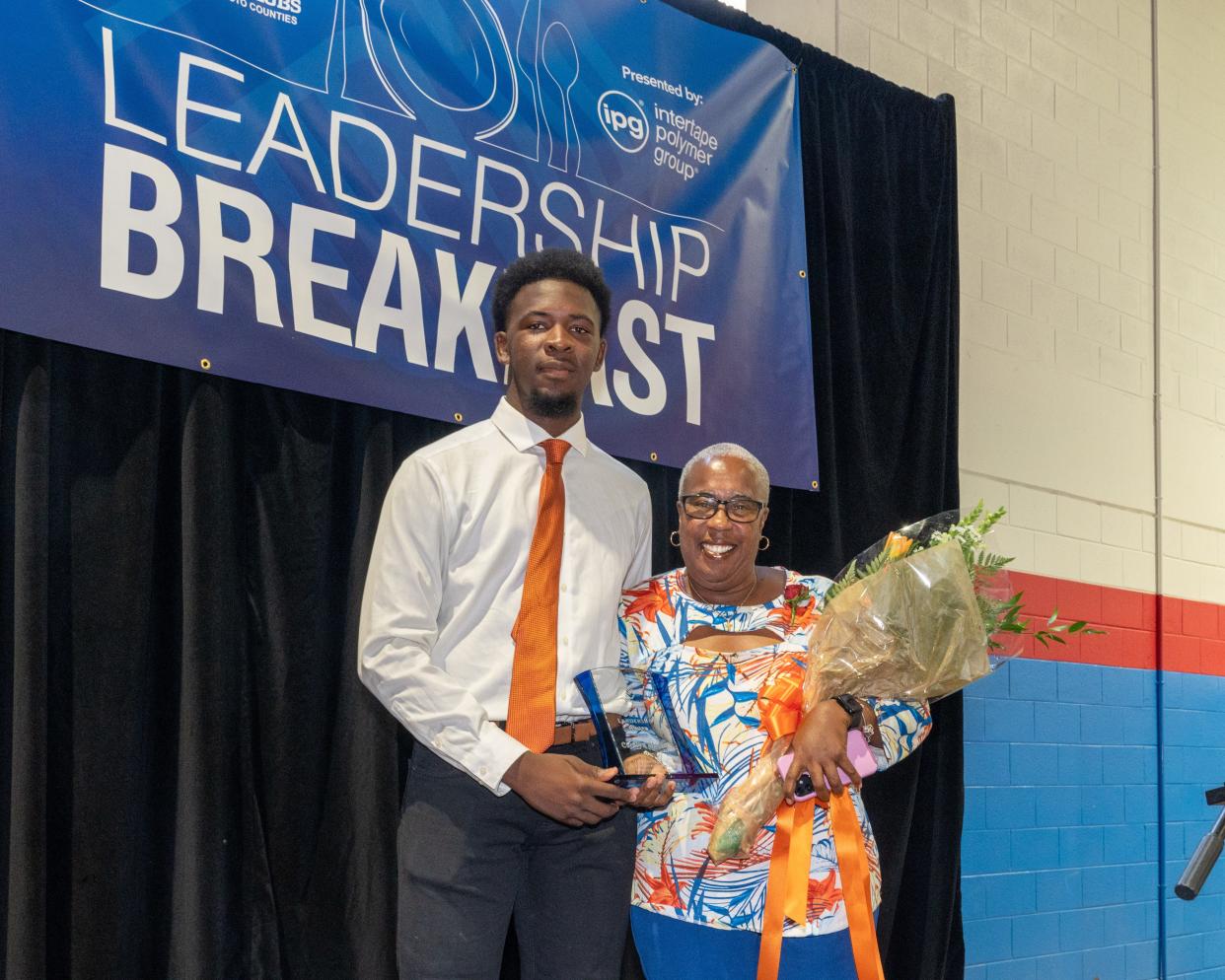 Carolyn Mason receives a 2022 Leadership Award on Sept. 9 from Sarasota High School senior Cobie B. during the 16th annual Boys & Girls Clubs of Sarasota and DeSoto Counties Intertape Polymer Group Leadership Breakfast.