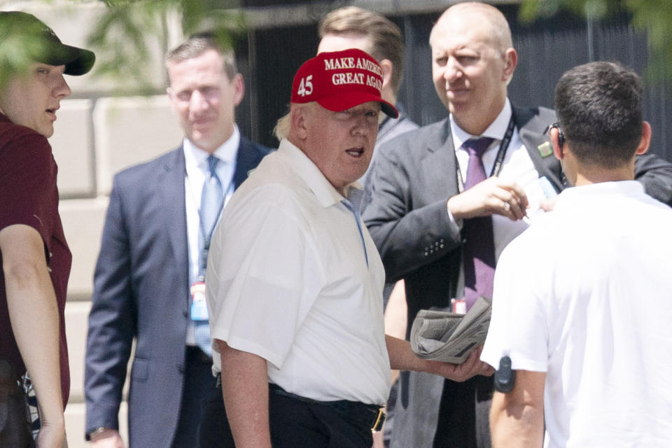 El presidente Donald Trump regresa a la Casa Blanca luego de acudir a jugar a su campo de golf en Washington. (AP Photo/Evan Vucci)