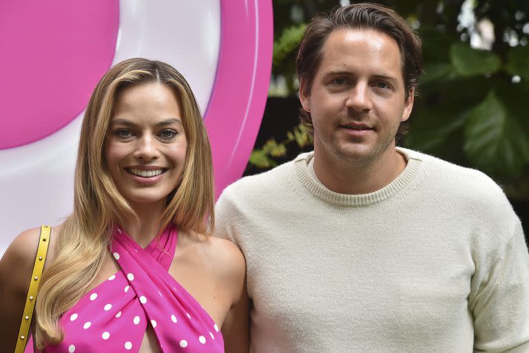 Margot Robbie y Tom Ackerley durante la campaña promocional de Barbie