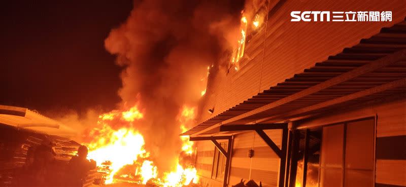 安南區德泰床墊工廠發生火災。（圖／翻攝畫面）