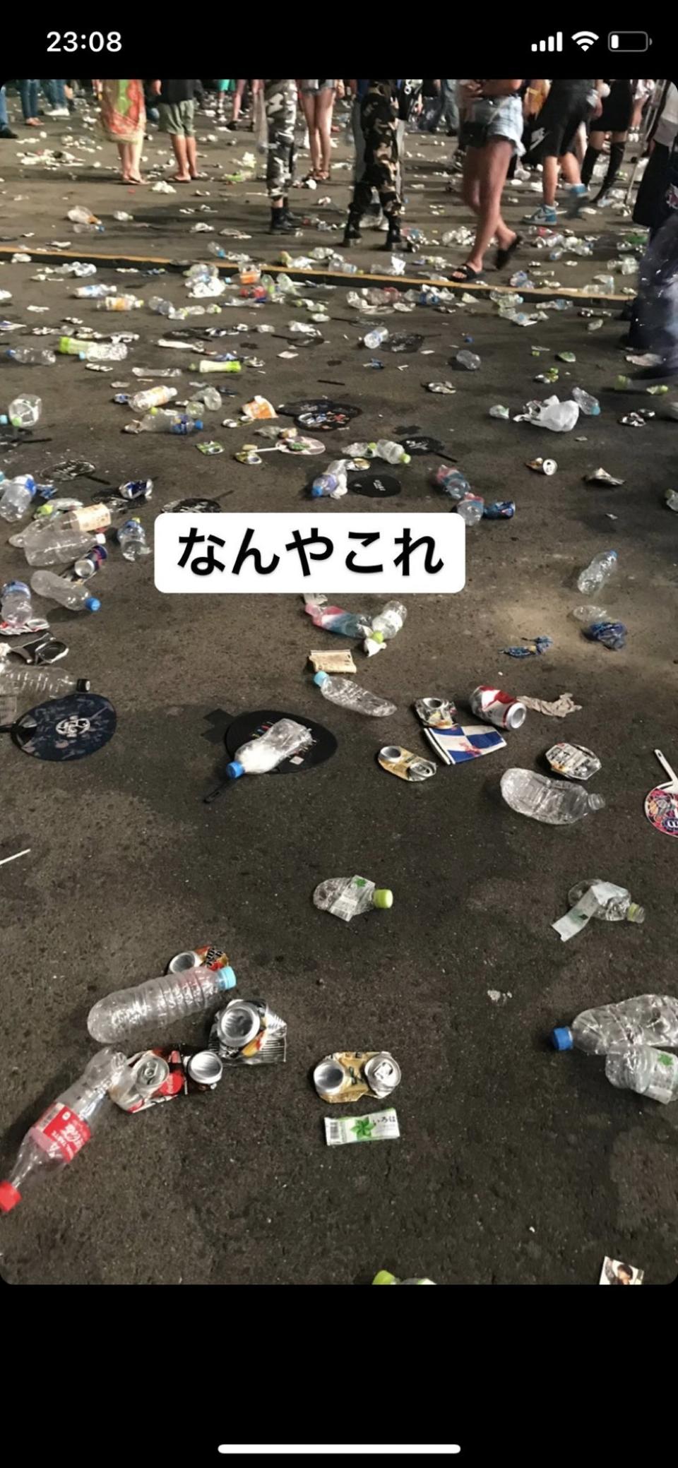 完場後地下滿布垃圾，與平日日本人就有規矩的印象大不同。(n_fny63@twitter)