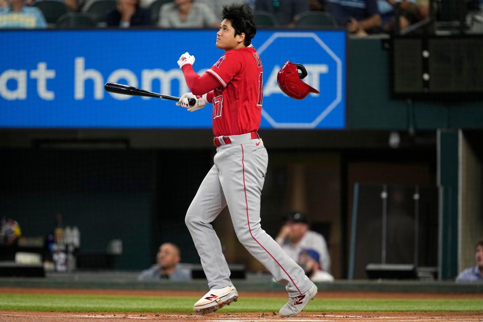 大谷此役首打席就開轟，幫助天使斬斷連敗低潮，因揮棒過猛也導致頭盔都飛掉。（AP）