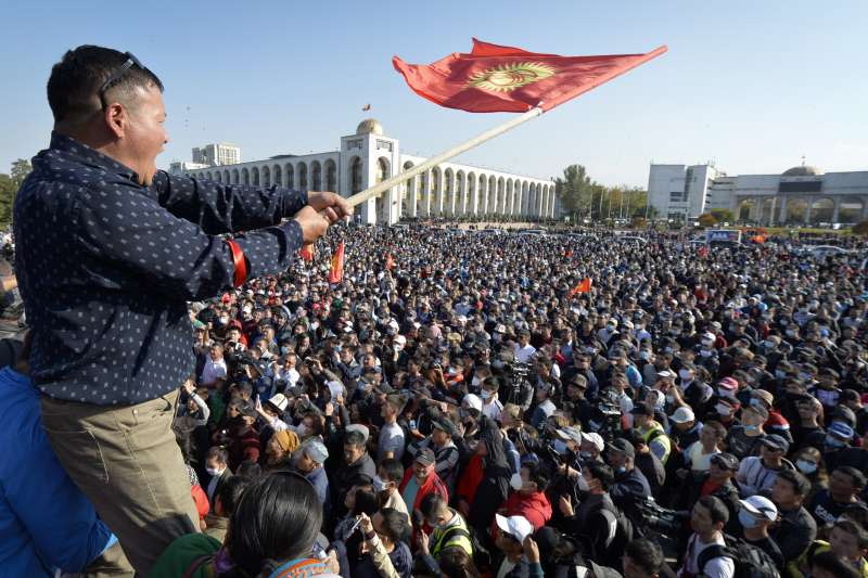 吉爾吉斯數千人5日在首都比什凱克示威，抗議4日國會大選結果（美聯社）