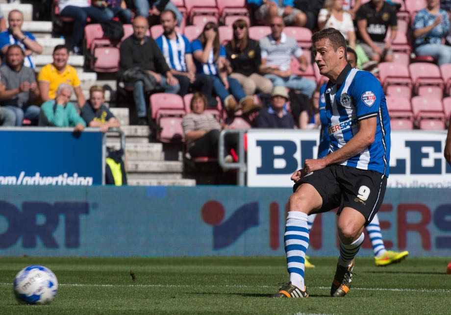 Oriol Riera vistió la camiseta del Wigan Athletic, de Inglaterra, en la temporada 2014-2015. Su traspaso del CA Osasuna al club inglés tuvo un valor de 2,6 millones de euros. Solo jugó 13 partidos y anotó un gol / Foto: www.oriolriera.com