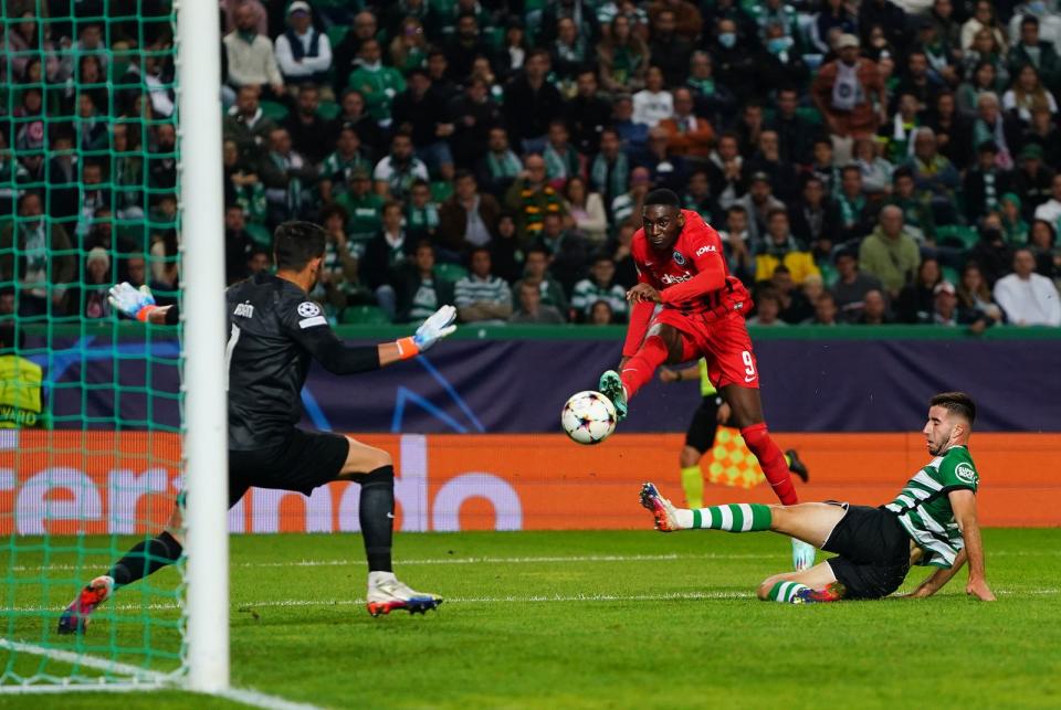 Mit diesem Tor besiegelte Randal Kolo Muani Eintracht Frankfurts Einzug ins Achtelfinale. Nun wartet ein anspruchsvoller Gegner auf die "Adler": der SSC Neapel, aktueller Tabellenführer in der italienischen Serie A. (Bild: Getty Images / Gualter Fatia)