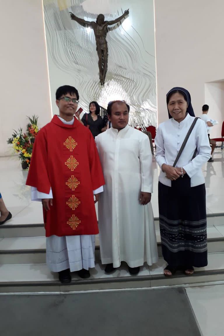 Trieu Pham Minh (izquierda) junto con el padre Mim, en una foto que el primero subió a su cuenta de Facebook para homenajear al su amigo recientemente nombrado como sacerdote
