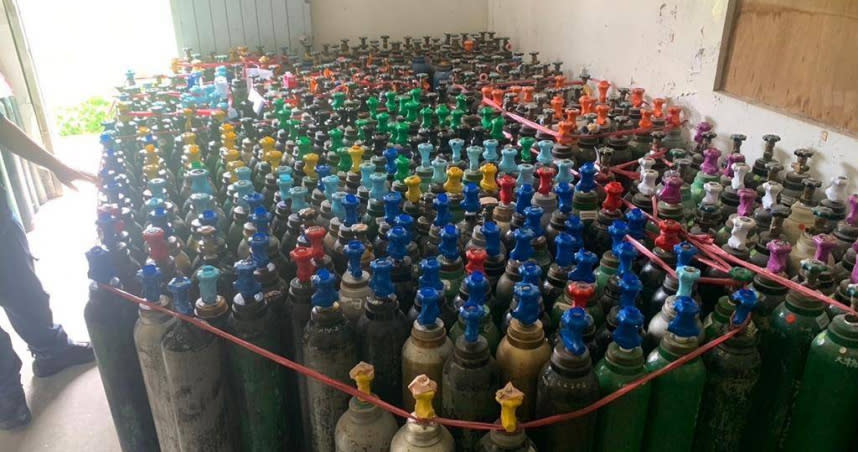 桃園市八德分局17日同桃園市環保局破獲地下笑氣工廠，現場查獲619瓶笑氣鋼瓶。（圖／八德分局提供）