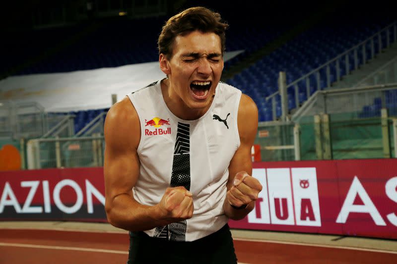 El sueco Armand Duplantis celebra tras una prueba de salto con pértiga masculina en La Liga Diamante de Roma.