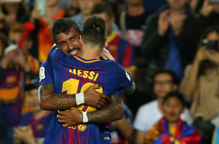 Foto del martes del centrocampista del Barcelona Paulinho celebrando con Lionel Messi tras marcar ante Eibar. Sep 19, 2017. REUTERS/Albert Gea