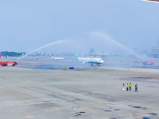 為慶祝長榮航空首航高雄直飛香港航線，高雄國際機場特別為首航班機準備「水門禮」慶祝。（任義宇攝）