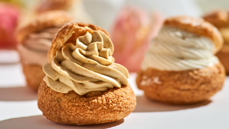 Coffee-flavored shu cream pastry