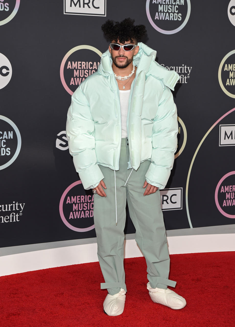 <p>Bei derart viel Hip-Hop-Chic, wie Bad Bunny ihn mit seiner minzgrünen Daunenjacke, High-Waist-Hosen, Feinripp-Unterhemd und Sonnenbrille versprühte, wollen wir die Schuhe gerade nochmal verzeihen.</p> 