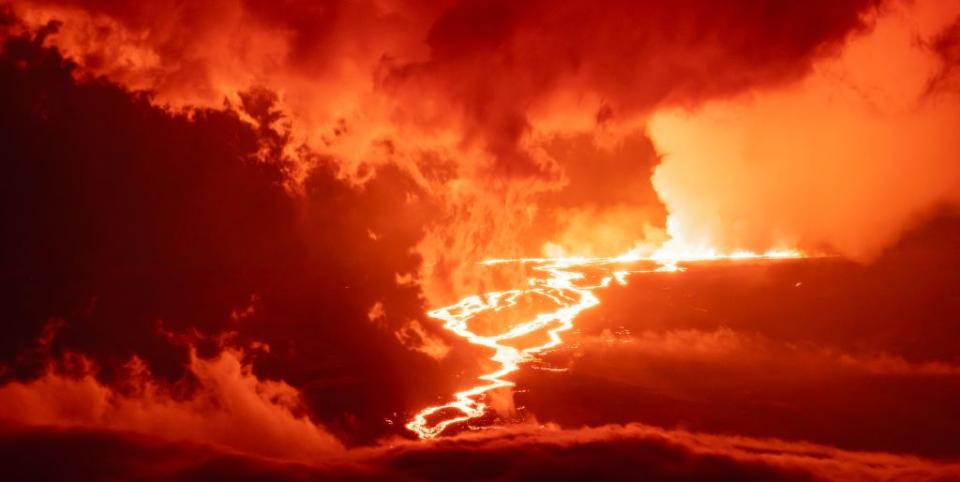 hawaii's mauna loa volcano erupts for first time almost 40 years