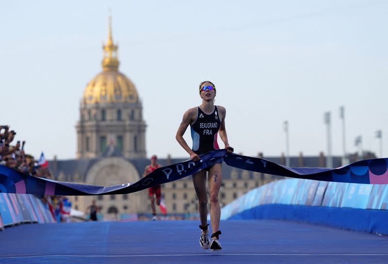 Juegos Olímpicos de París 2024 - Triatlón - Individual femenino - París, Francia - 31 de julio de 2024. Cassandre Beaugrand, de Francia, cruza la línea de meta para ganar la medalla de oro