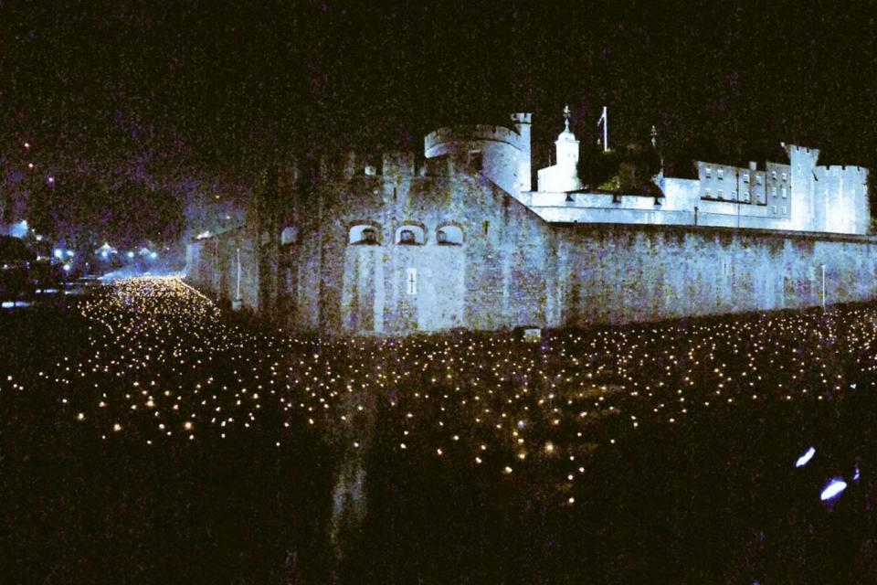 The Tower of London was lit up last night with 10,000 flames ahead of the WWI centenary next weekend (@TomOleary72)