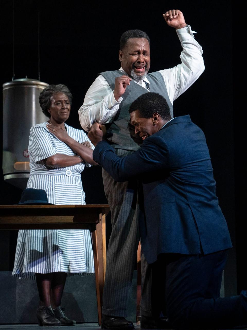 Death of a Salesman. Photo by Joan Marcus. Olivier Award nominee Wendell Pierce and Olivier Award winner and 2022 Tony Award® nominee Sharon D Clarke reprise their roles as Willy and Linda Loman, and they are joined by Khris Davis as Biff, McKinley Belcher III as Happy, and Tony Award® winner André De Shields as Willy’s brother, Ben. Additional cast includes Blake DeLong as Howard/Stanley, Lynn Hawley as The Woman/Jenny, Grace Porter as Letta/Jazz Singer, Stephen Stocking as Bernard, Chelsea Lee Williams as Miss Forsythe, and The Wire’s Delaney Williams as Charley.