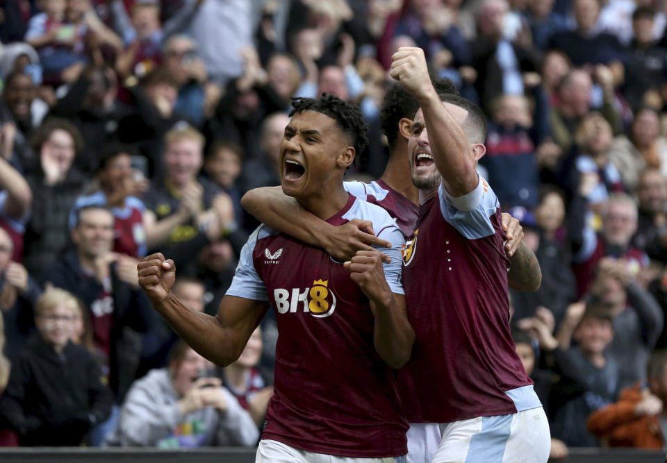 Ollie Watkins del Aston Villa celebra tras anotar su tercer gol del encuentro ante el Brighton en la Liga Premier en Birmingham el sábado 30 de septiembre del 2023. (Barrington Coombs/PA via AP)