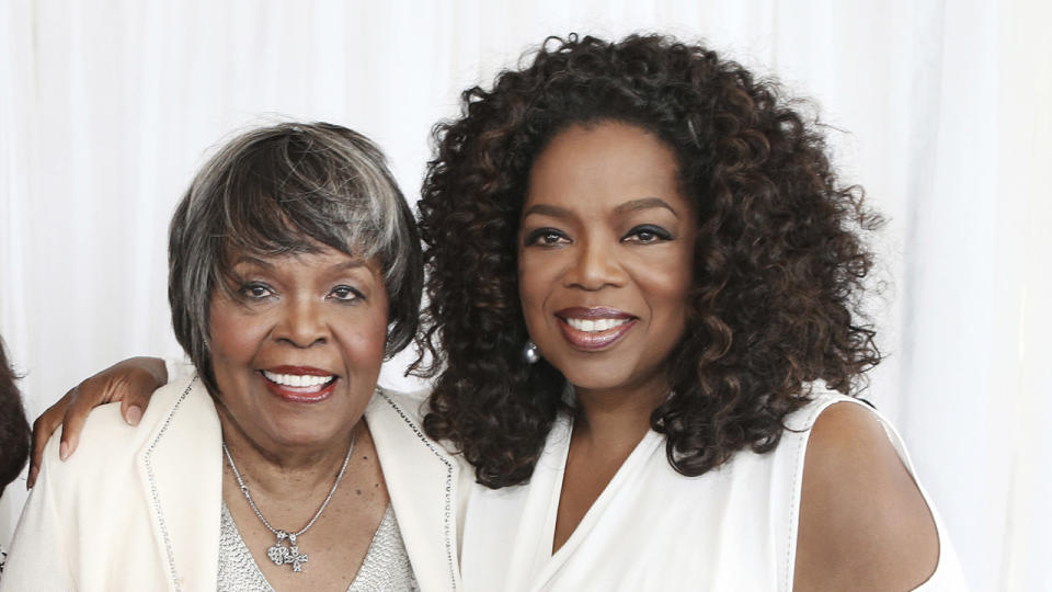 Oprah junto a su madre, Vernita. Yahoo Magazines PYC