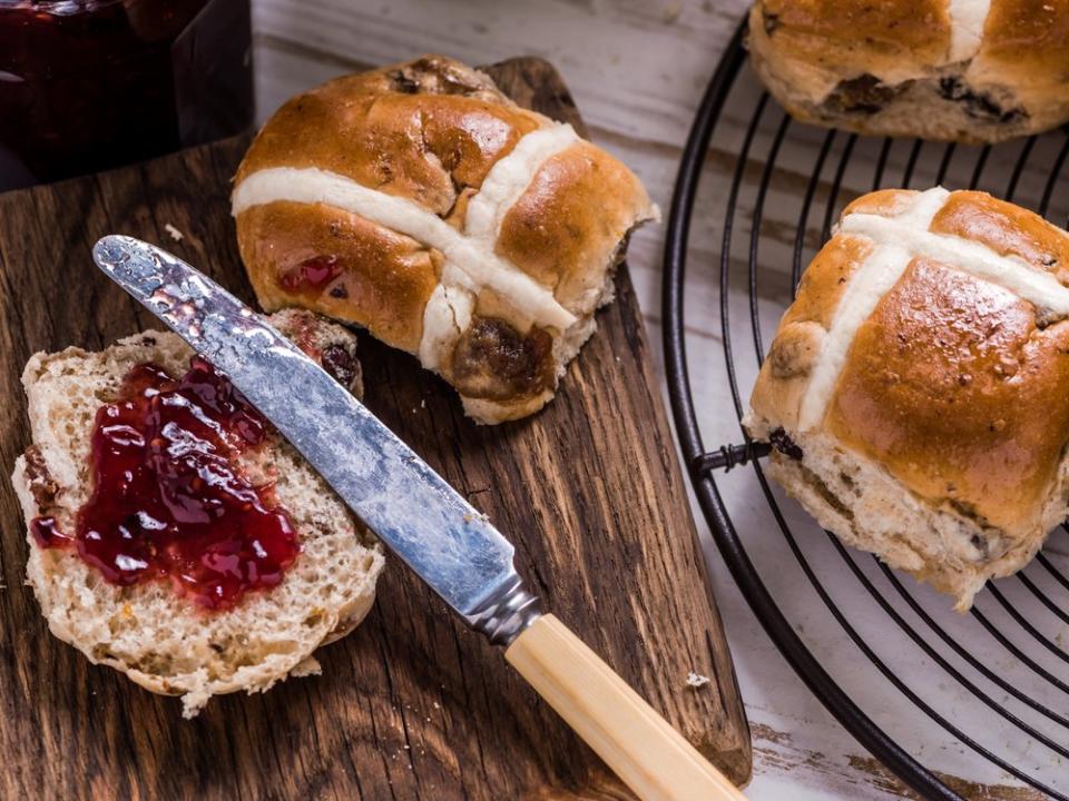 In Großbritannien kommen an Ostern würzige Hot Cross Buns auf den Tisch. (Bild: marcin jucha/Shutterstock.com)