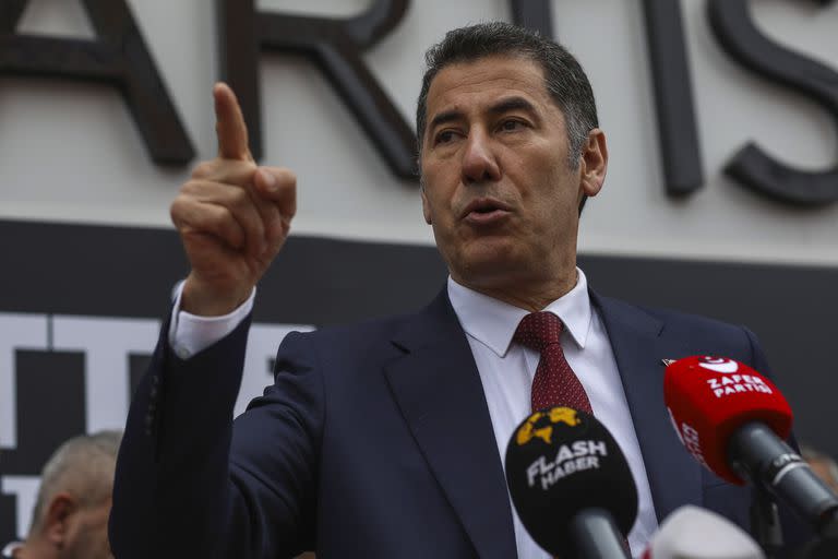 El candidato presidencial de la Alianza ATA, Sinan Ogan, se dirige a una reunión de una alianza política recién formada en Ankara, Turquía, el sábado 11 de marzo de 2023