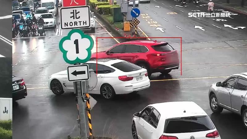 監視畫面拍下，紅色轎車違規行駛。