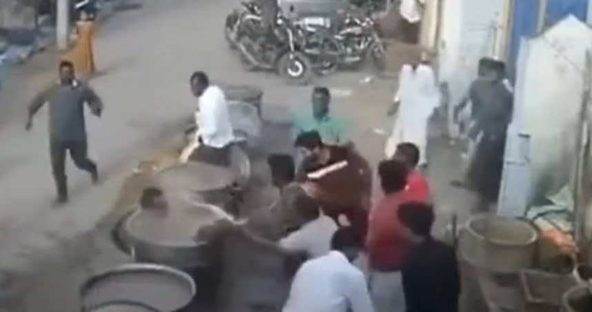 印度一名男子不小心一屁股跌進正在大火滾煮粥品的大鍋內，活生生被「滾煮」約40秒，最後因嚴重燒燙傷慘死。 （圖／翻攝YouTube）