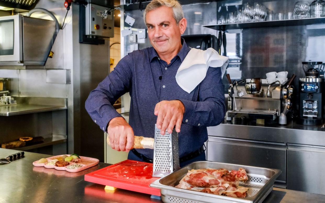 "Essen ist einer der ganz wenigen Gründe, warum sich Menschen heute überhaupt noch treffen", weiß Wladimir Kaminer. (Bild: ZDF / ORF / Günther Pichlkostner. )