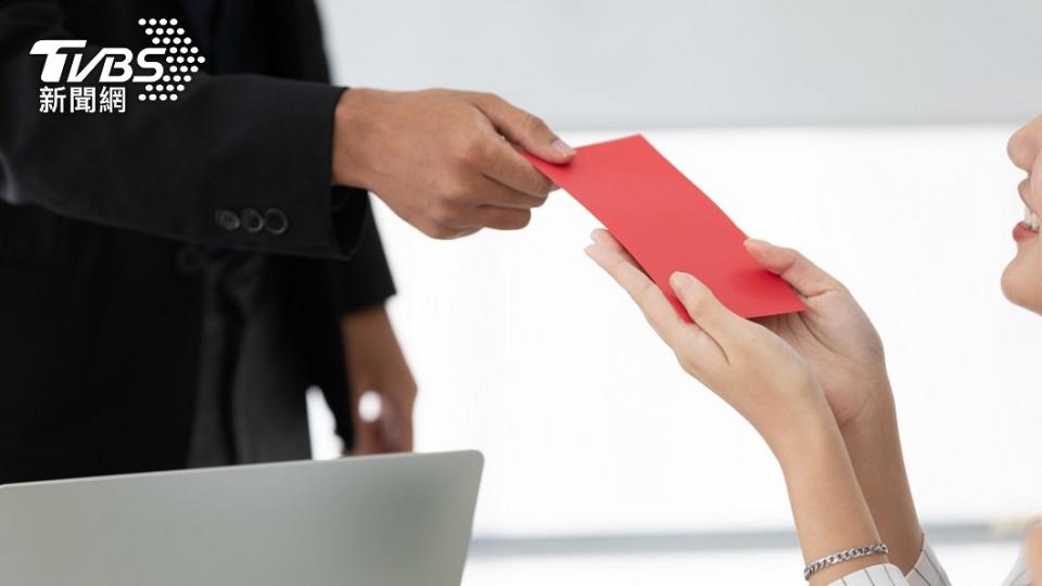 一名人夫發文詢問過年要包多少紅包錢給妻子。（示意圖／shutterstock達志影像）