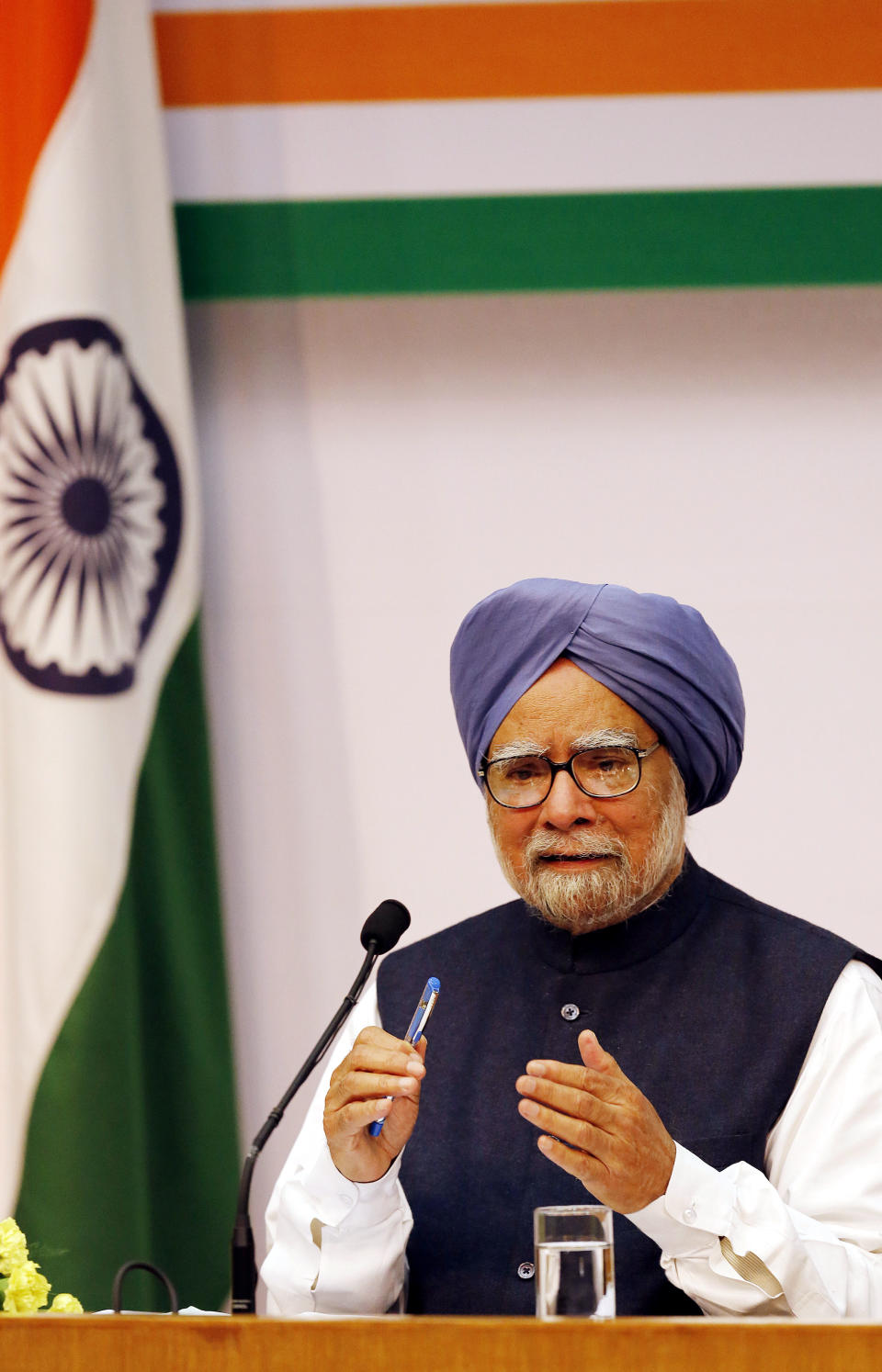 Indian Prime Minster Manmohan Singh addresses a press conference, in New Delhi, India, Friday, Jan. 3, 2014. Prime Minister Singh said Friday he would step aside after 10 years in office, paving the way for Rahul Gandhi to take the reins of the world's biggest democracy if his party stays in power in this year's elections. (AP Photo/Harish Tyagi, Pool)