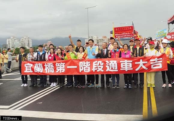 宜蘭橋第一階段通車大吉，蘭陽媽祖文化節陸上遶境車隊先行，媽祖加持，中午十二時正式通車。縣長林姿妙、市長江聰淵共同歡慶，見証歷史性一刻。（記者董秀雲攝）。