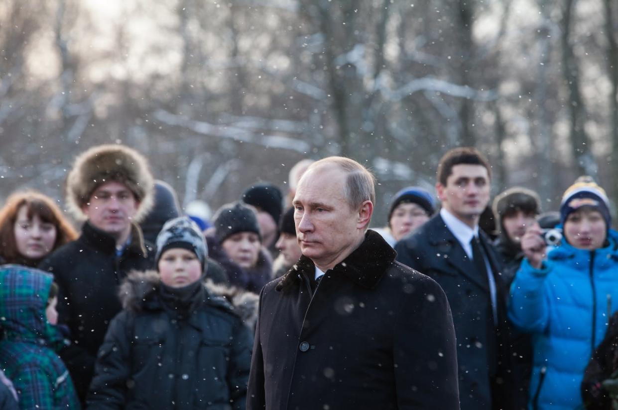 El Presidente de la Federación Rusa, Vladimir Putin, en el cementerio Piskarevsky depositando flores en el monumento a los caídos en la Segunda Guerra Mundial, en enero de 2014. <a href="https://www.shutterstock.com/es/image-photo/st-petersburg-russia-january-27-2014-1624870828" rel="nofollow noopener" target="_blank" data-ylk="slk:Akimov Igor/Shutterstock;elm:context_link;itc:0;sec:content-canvas" class="link ">Akimov Igor/Shutterstock</a>