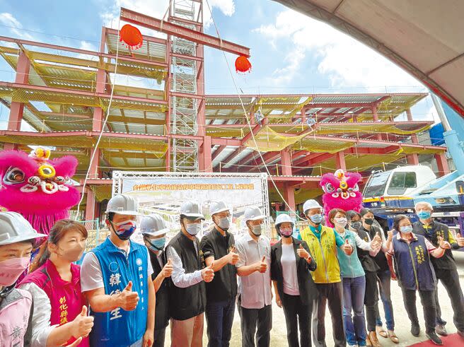 台鐵彰化車站後站立體停車場新建工程，30日舉行上樑典禮，彰化縣長王惠美、立委黃秀芳、彰化長林世賢等一起出席。（吳敏菁攝）