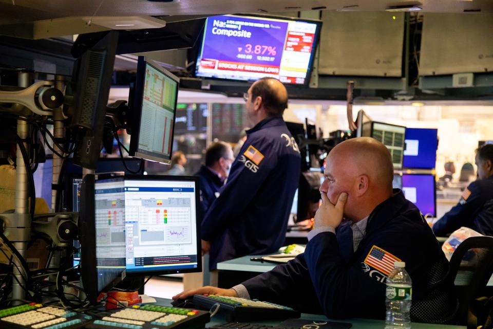 Trabajadores de la Bolsa de Nueva York siguen la evolución de los valores. (Foto: Michael Nagle / Xinhua / Getty Images).