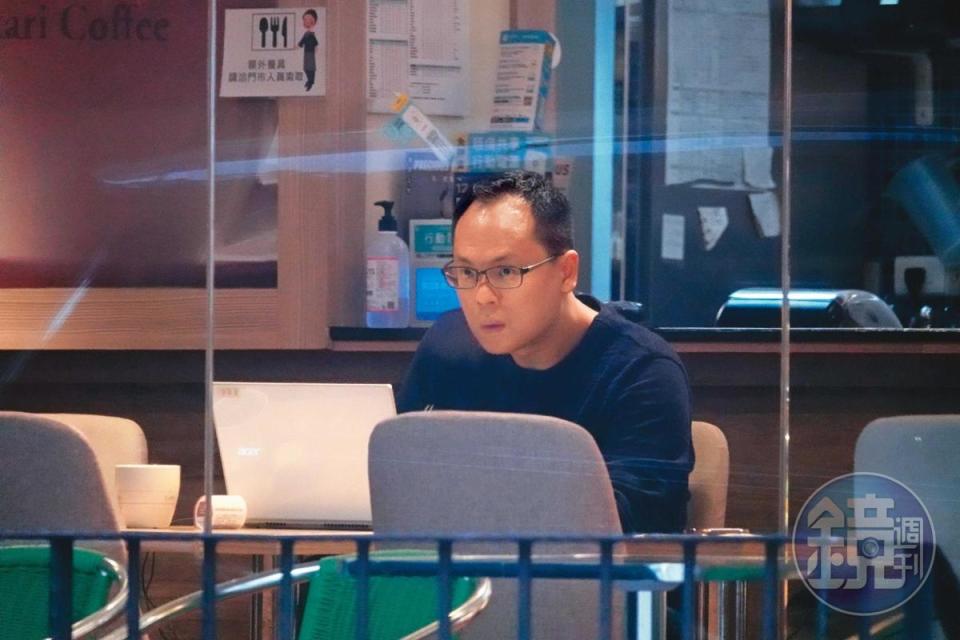 董德堉（圖）在台北市政府附近的咖啡廳打筆電，順便等凌下班。