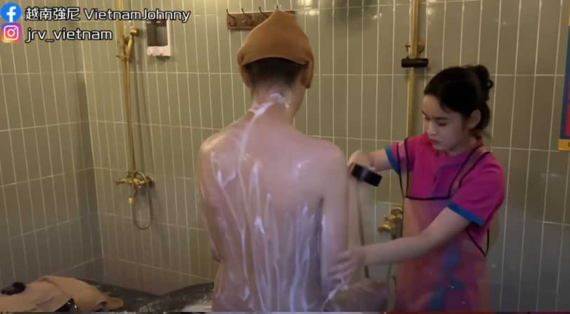 越南妹單獨幫男客洗澡洗頭。（圖／翻攝自越南強尼YT）