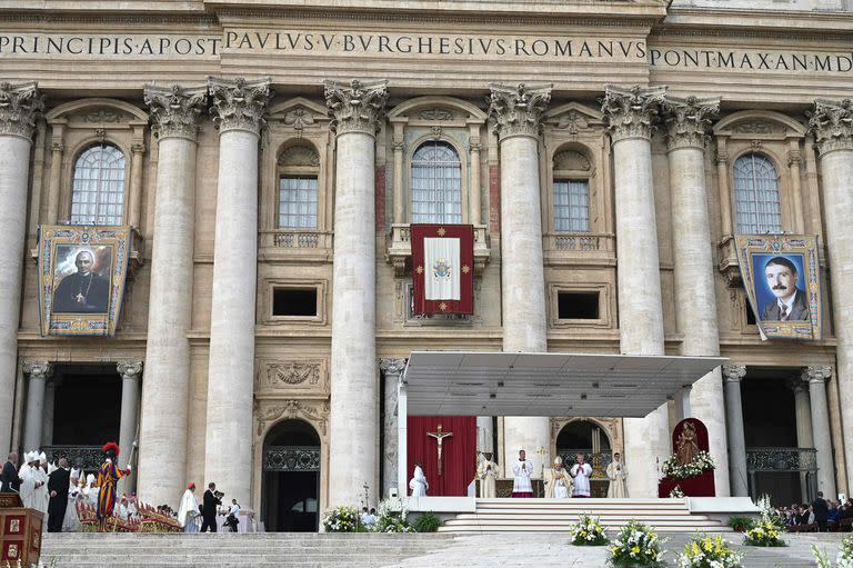 Los tapices de Giovanni Battista Scalabriniy Artémides Zetti colgados durante la ceremonia en el Vaticano