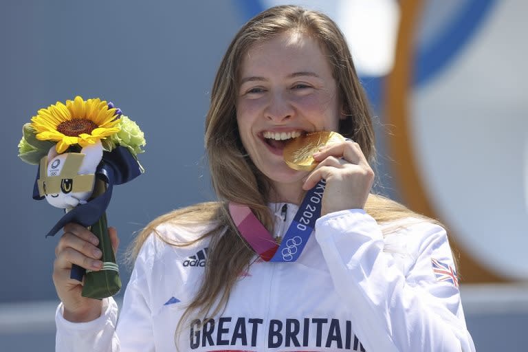 Charlotte Worthington con su medalla de oro