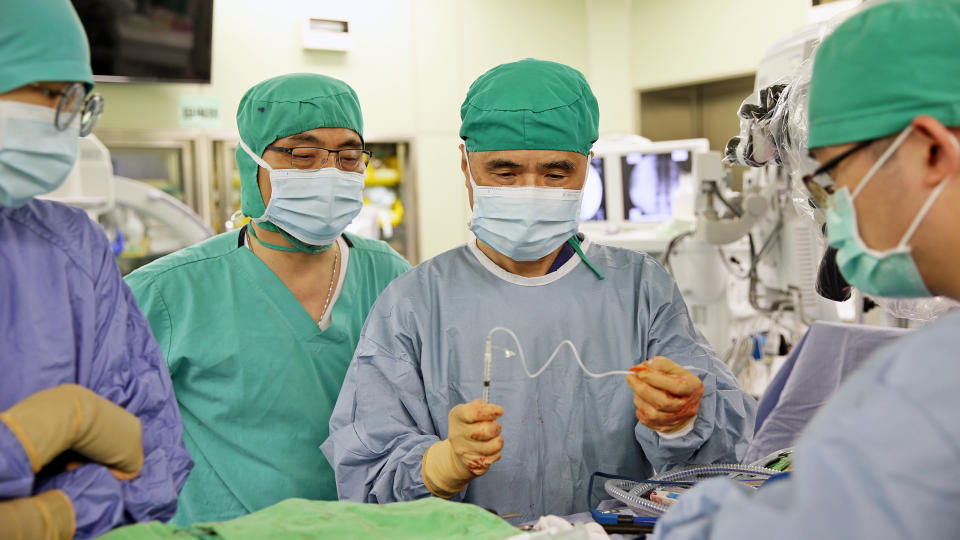 花蓮慈院林欣榮院長(左二)、邱琮朗主任(右二)回輸自體骨髓間質幹細胞。