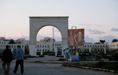 A poster of the Libyan military commander Khalifa Haftar is seen in the city of Benghazi, Libya February 21, 2019. REUTERS/Esam Omran Al-Fetori Ê