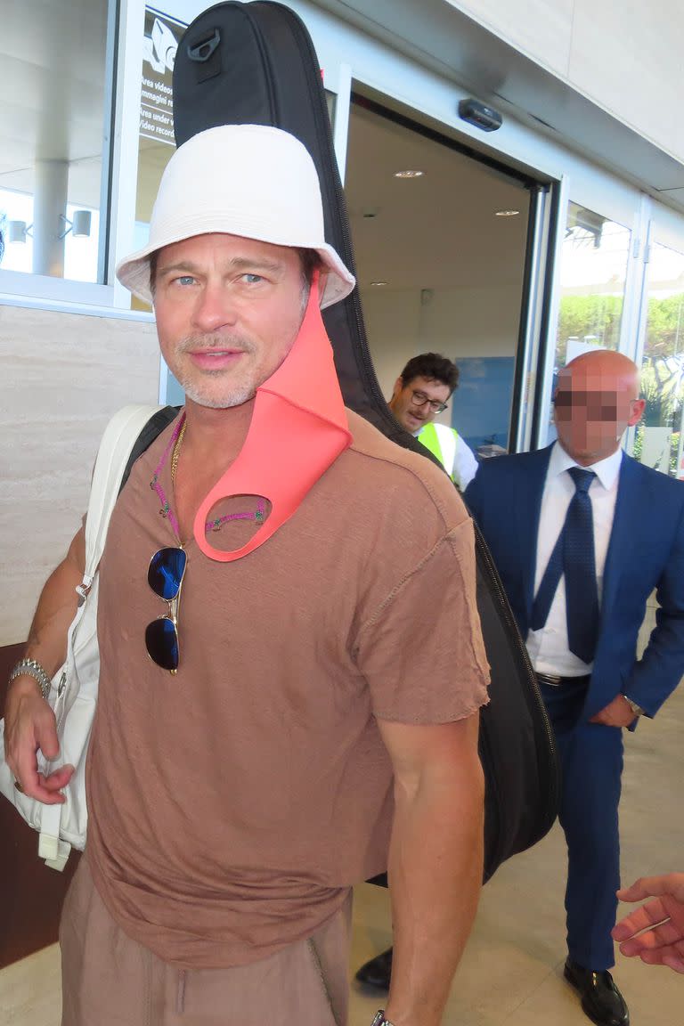 Brad Pitt, intentando pasar desapercibido en su llegada al aeropuerto de Roma, antes de reunirse con sus hijas Zahara, de 17 años; Shiloh, de 16 y Vivienne, de 13, que estuvieron de vacaciones con su mamá, Angelina Jolie
