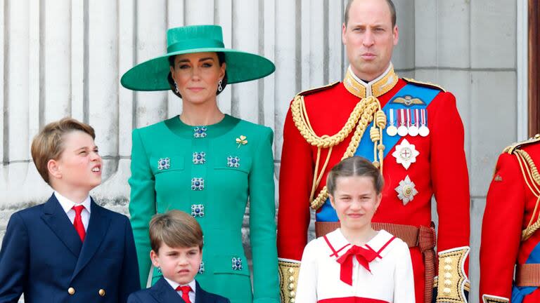 El Rey Carlos III y la Reina Camilla saludan junto al Príncipe Guillermo, Príncipe de Gales, el Príncipe Luis de Gales, Catalina, Princesa de Gales y el Príncipe Jorge de Gales en el balcón del Palacio de Buckingham durante Trooping the Colour el 17 de junio de 2023 en Londres, Inglaterra.