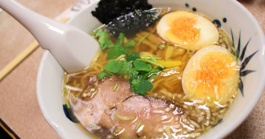 日本東京一間拉麵店「博多ラーメンでぶちゃん」的老闆甲斐康太，禁止顧客用餐邊滑手機看YouTube影片。（示意圖／pixabay）