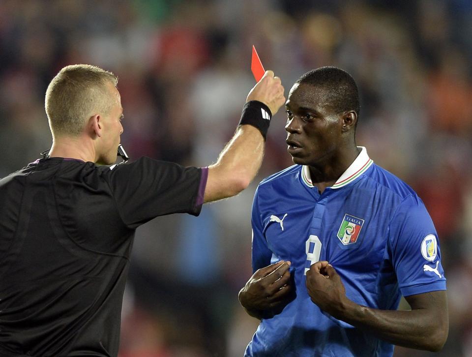 Auf dem besten Weg zum italienischen Fußballhelden sah sich auch Mario Balotelli. 2012 lehrte der DFB-Elf im EM-Halbfinale mit einem Doppelpack das Fürchten. Statt einer großen Karriere folgte aber Skandal auf Skandal, unter anderem warf "Super-Mario" bei ManCity mit Dartpfeilen auf Jungprofis. Mittlerweile kickt der Stürmer nach zahlreichen Vereinswechseln in der Schweiz beim FC Sion. (Bild: Getty Images / Claudio Villa)