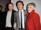 Sie kann aber auch "hochmodisch": Pink mal ungewohnt einfarbig in rot - neben Designer Stella McCartney und deren Vater, Ex-Beatle Paul McCartney.