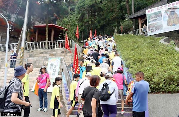 獅潭鄉仙水節健行活動開走參與的民眾一步一腳印的走過登山步道七百個階梯。（記者江乾松攝）