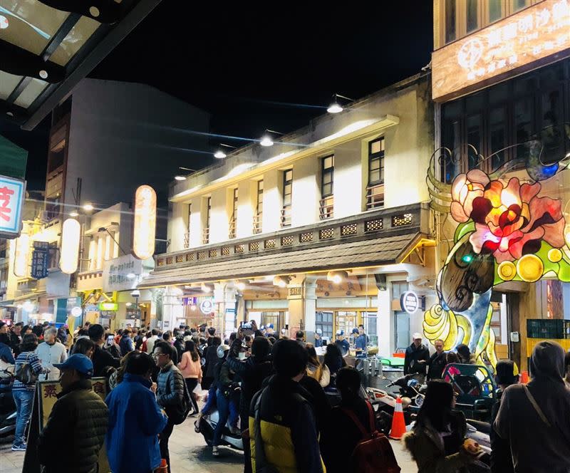 飄香60年的嘉義名店「林聰明沙鍋魚頭」，人潮絡繹不絕。（圖／林聰明沙鍋魚頭提供)