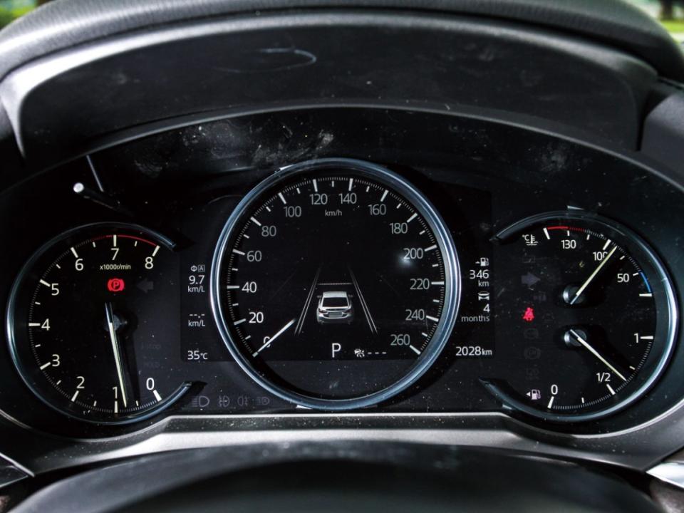 整合行車電腦與高科技輔助安全作動顯示的7吋TFT全彩多功能數位儀表。