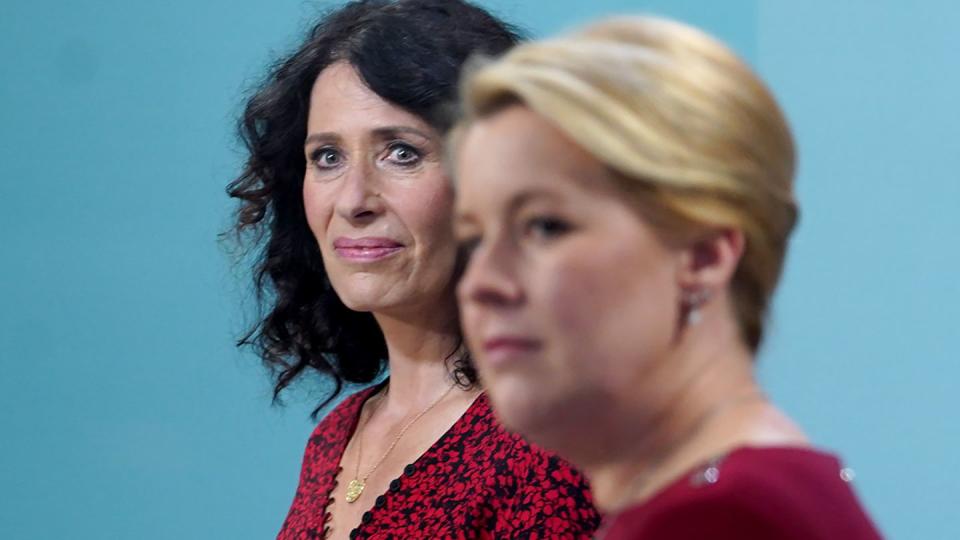 SPD-Spitzenkandidatin Franziska Giffey (vorne) und ihre grüne Konkurrentin Bettina Jarasch. (Bild: dpa)