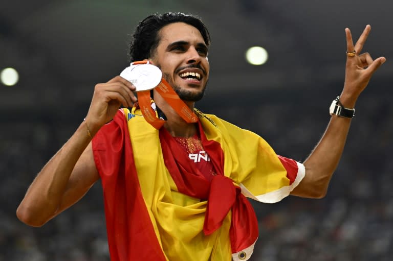 El atleta español Mohamed Katir muestra su medalla de plata de 5.000 metros el 27 de agosto de 2023 en el Campeonato del Mundo de Budapest (Jewel Samad)